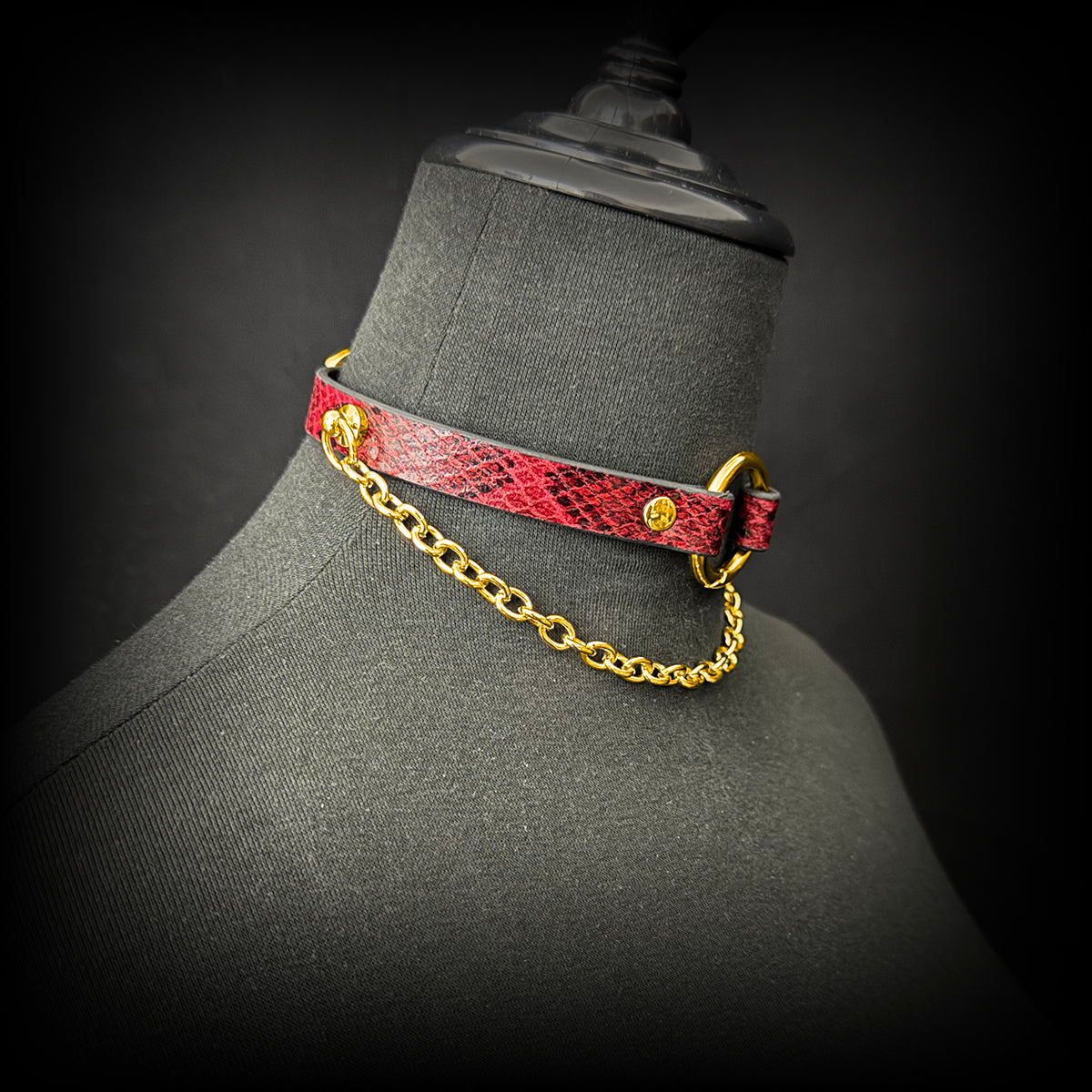 Daluse Gold Ring Chain Collar Red Snake Pattern Leather Choker Necklace