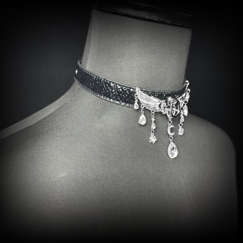 Daluse Crushed Ice Pattern Black Leather Choker Angel Wing Crystal Pendant Adjustable Collar Necklace