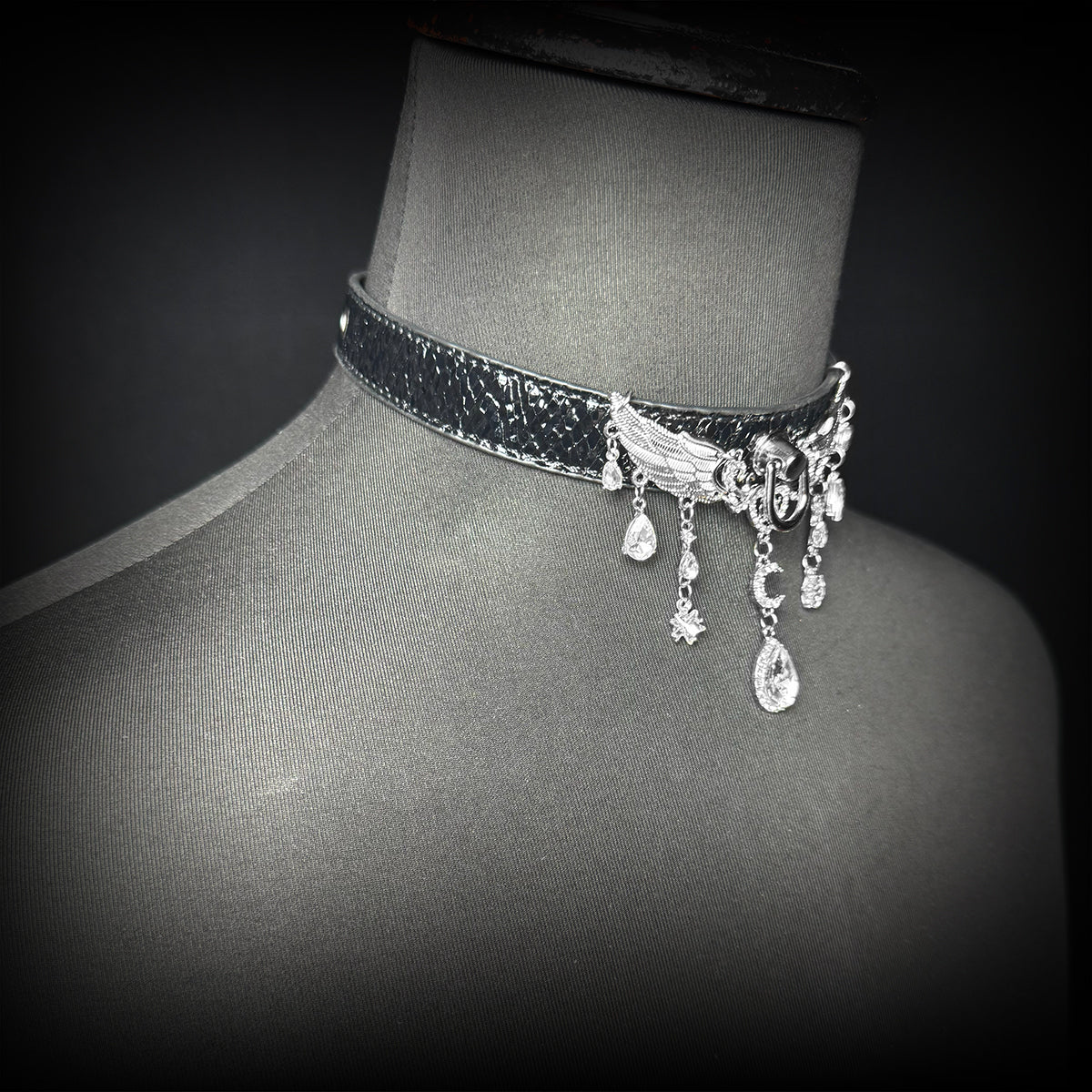 Daluse Crushed Ice Pattern Black Leather Choker Angel Wing Crystal Pendant Adjustable Collar Necklace