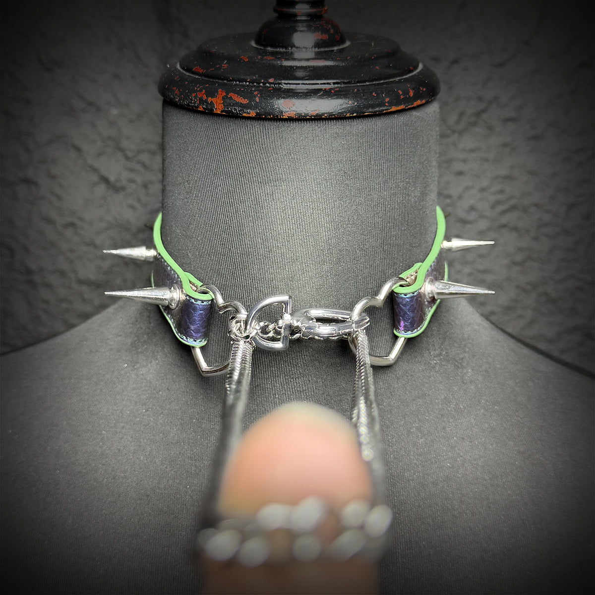Daluse Colorful Color Changing Leather Rivet HeartShaped Clasp Choker Single Titanium Steel Chain Adjustment Collar Necklace