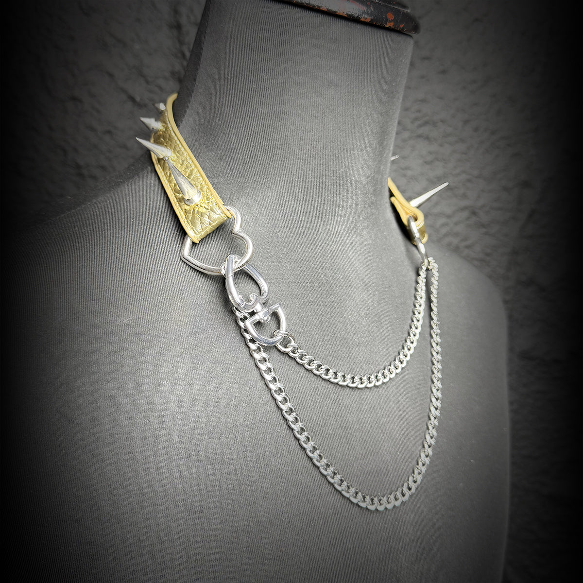 Daluse Crushed Gold Leather Rivet Heart Shaped Buckle Choker Single Titanium Steel Chain Adjustment Collar Necklace