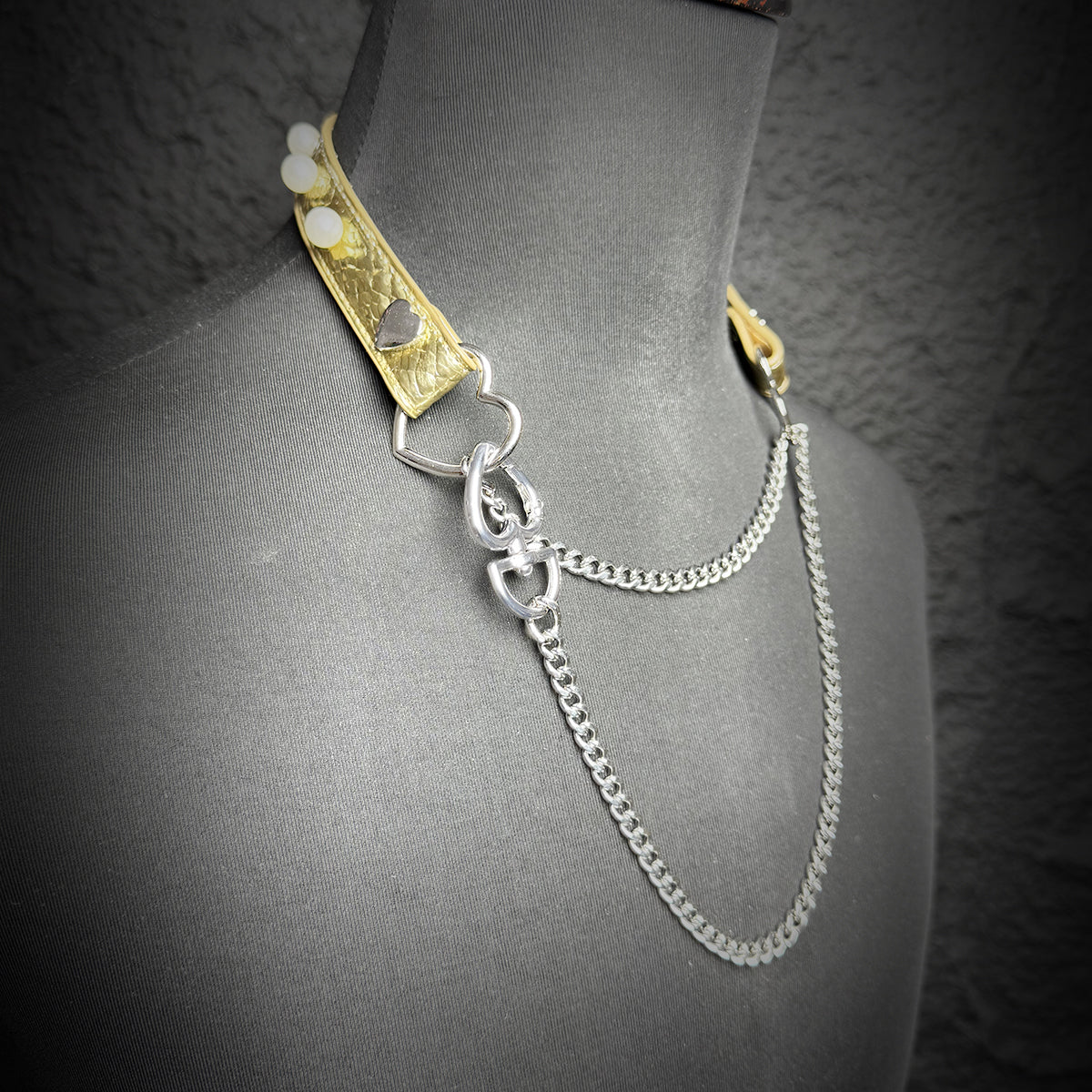 Daluse Crushed Gold Leather Pearl Heart Shaped Clasp Choker Single Titanium Steel Chain Adjustable Collar Necklace